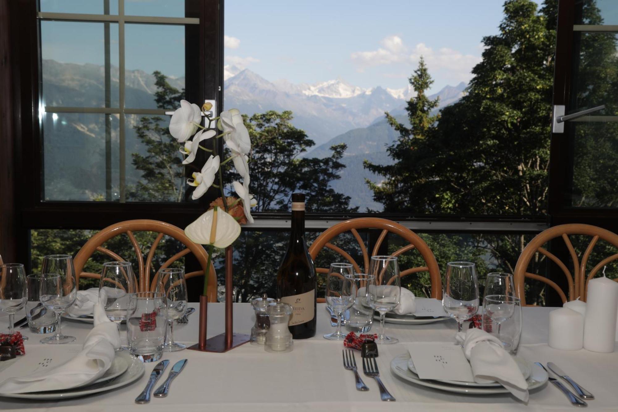 Hotel-Restaurant Le Mont Paisible, Crans-Montana Exteriör bild