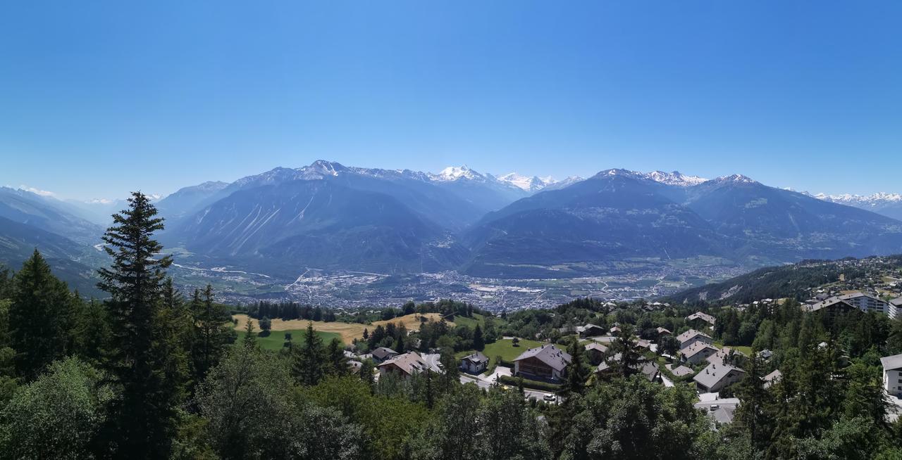 Hotel-Restaurant Le Mont Paisible, Crans-Montana Exteriör bild
